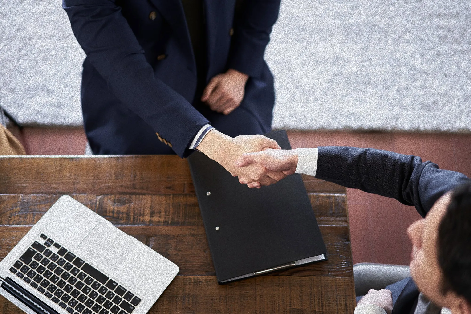 Loan officer and borrower discussing loan processing in Missouri